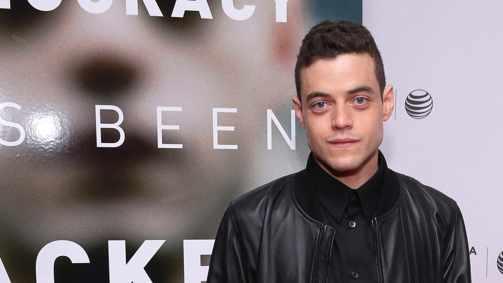 演員 Rami Malek 穿著黑色皮褸出席電影首映活動。