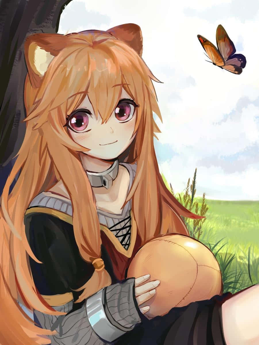 拉菲塔莉手持傳說之盾 壁紙 — 一個開心的動漫女孩，有狐狸耳朵和長長的橙色頭髮，坐在草地上拿著一個球，附近有一隻蝴蝶飛過。