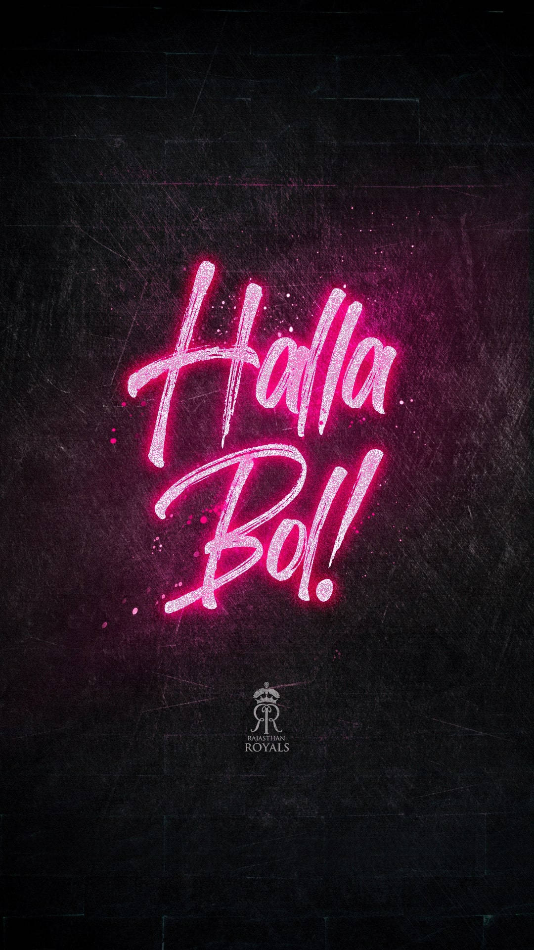 拉賈斯坦皇家隊「Halla Bol!」霓虹燈 壁紙 — 鮮豔的粉紅色霓虹燈文字 'Halla Bol!' 在深色紋理牆壁上發光，下方有一個小標誌。