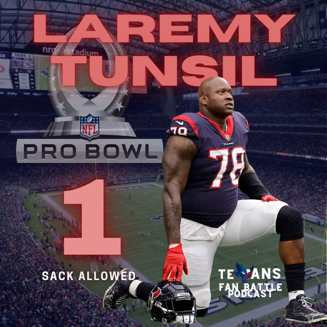 足球運動員 Laremy Tunsil 身穿德州人隊裝備，在球場上展示 Pro Bowl 統計數據。