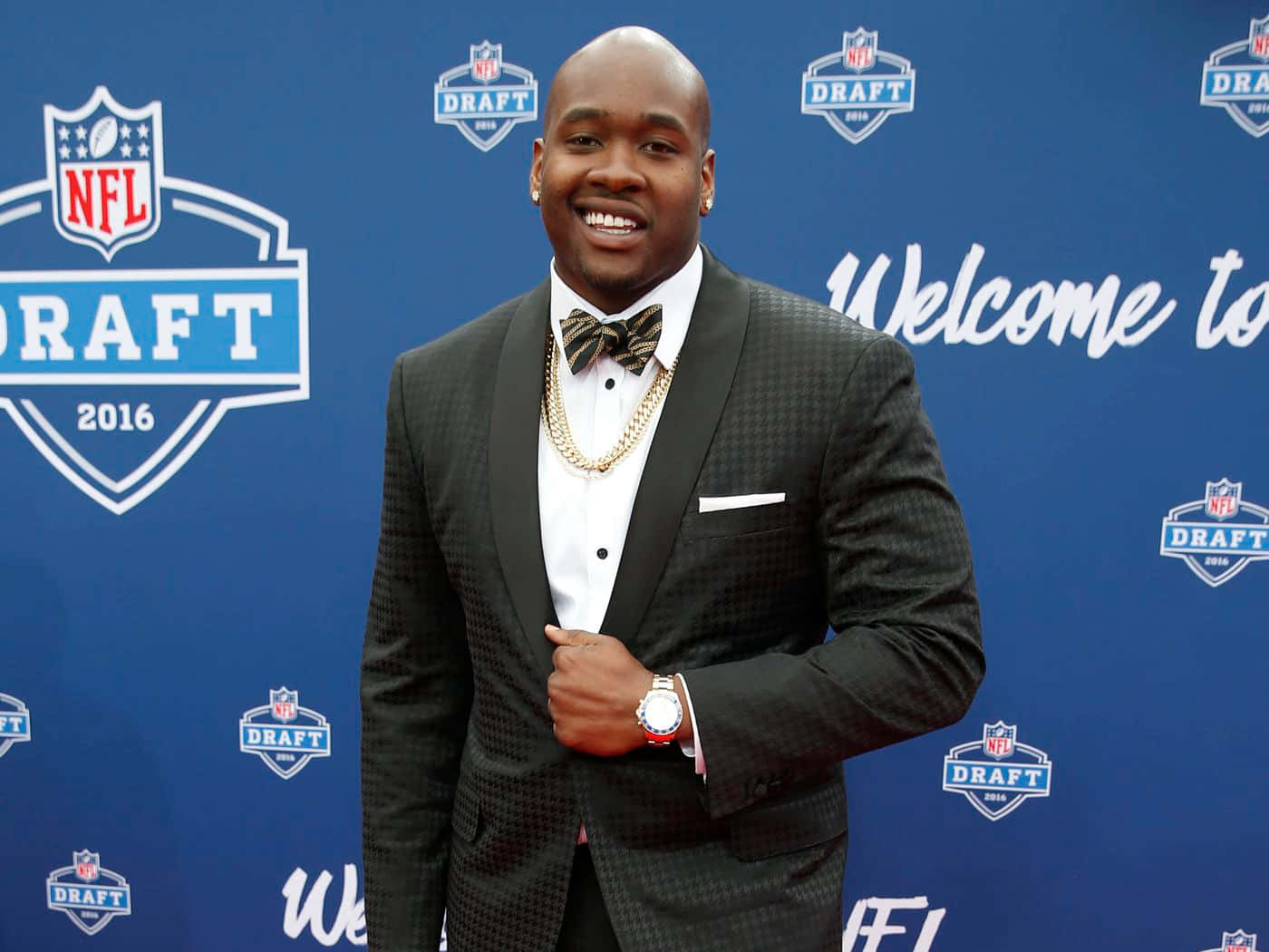穿著禮服的NFL選秀新秀對著鏡頭微笑
