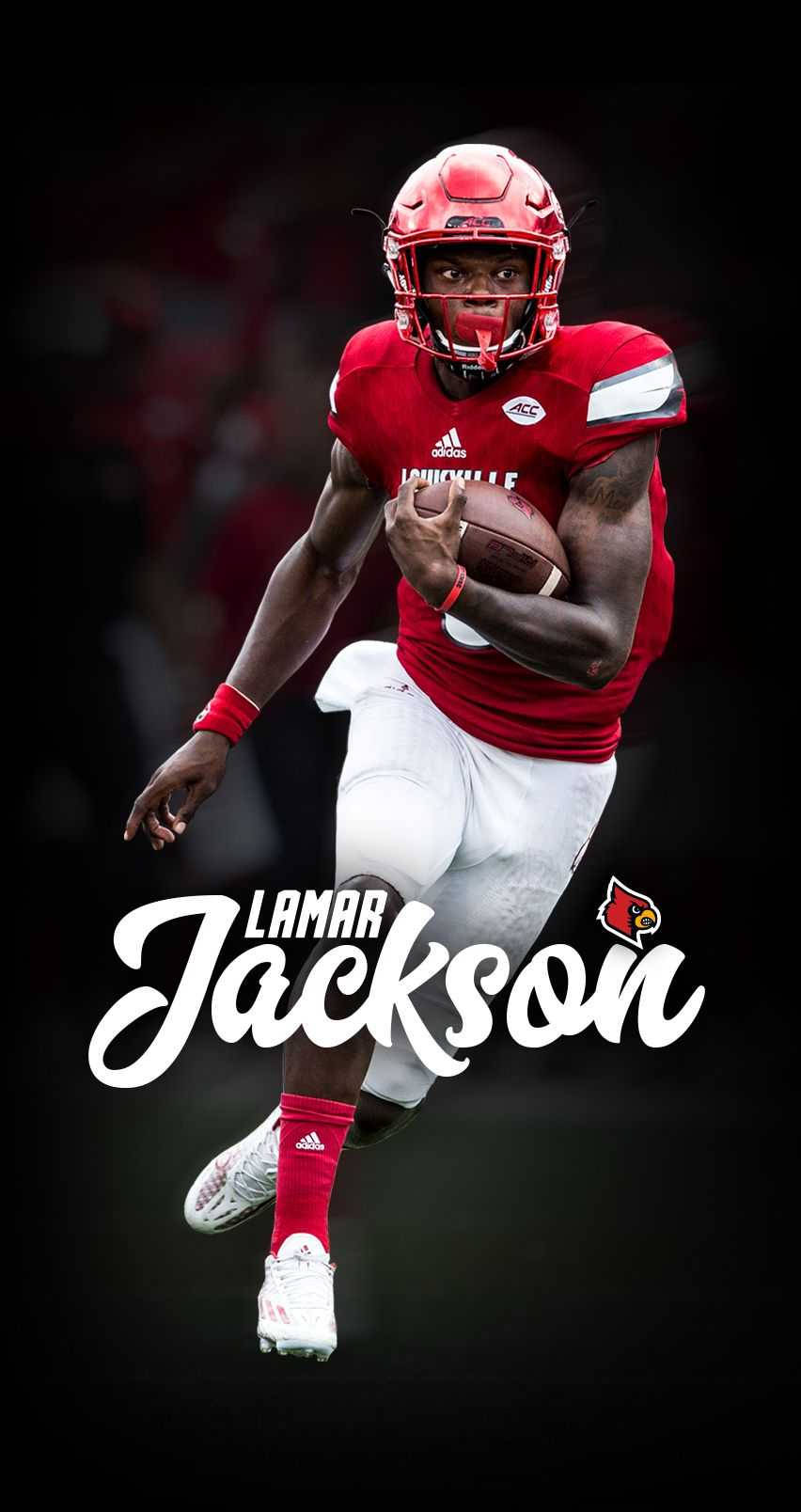 美式足球員 Lamar Jackson 身穿紅色球衣持球奔跑。