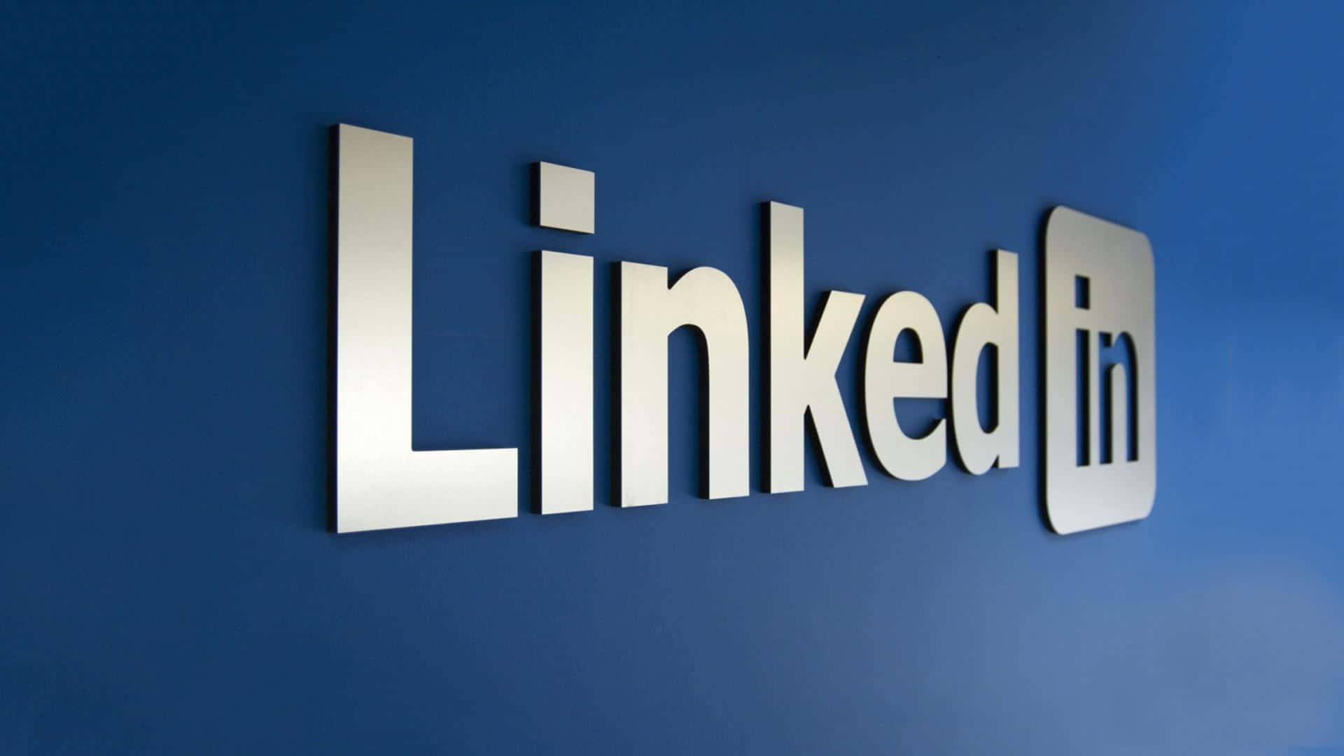 LinkedIn標誌在藍色牆上（辦公室）