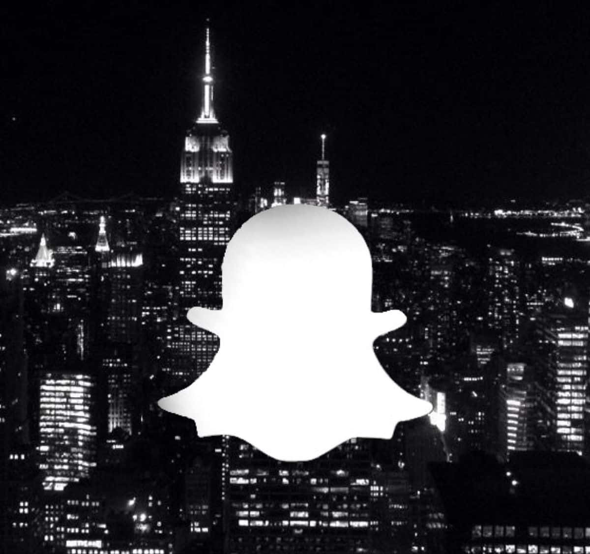 Snapchat鬼魂標誌覆蓋在紐約市夜景天際線上。