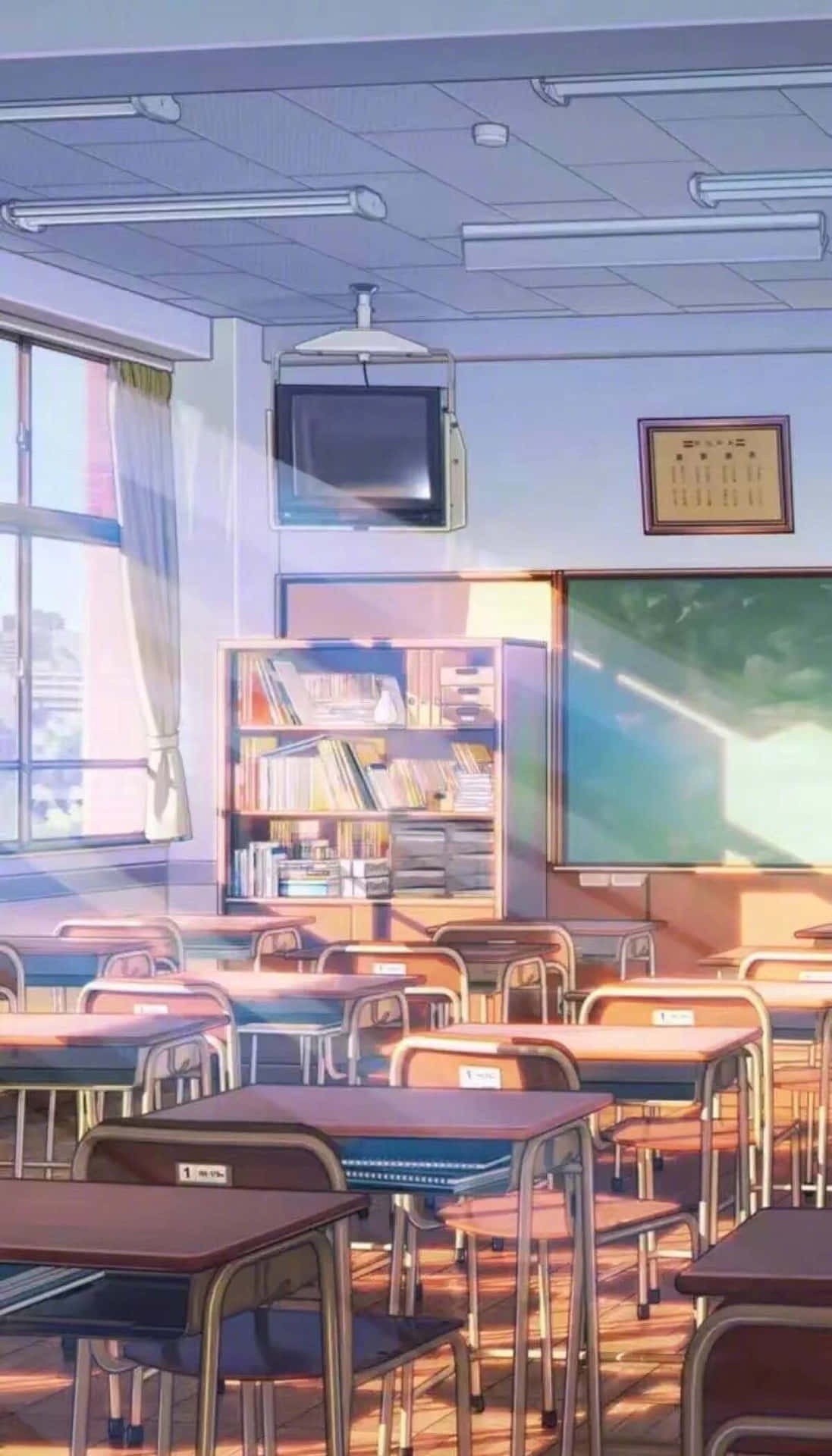 陽光照射的空課室，有書桌和黑板