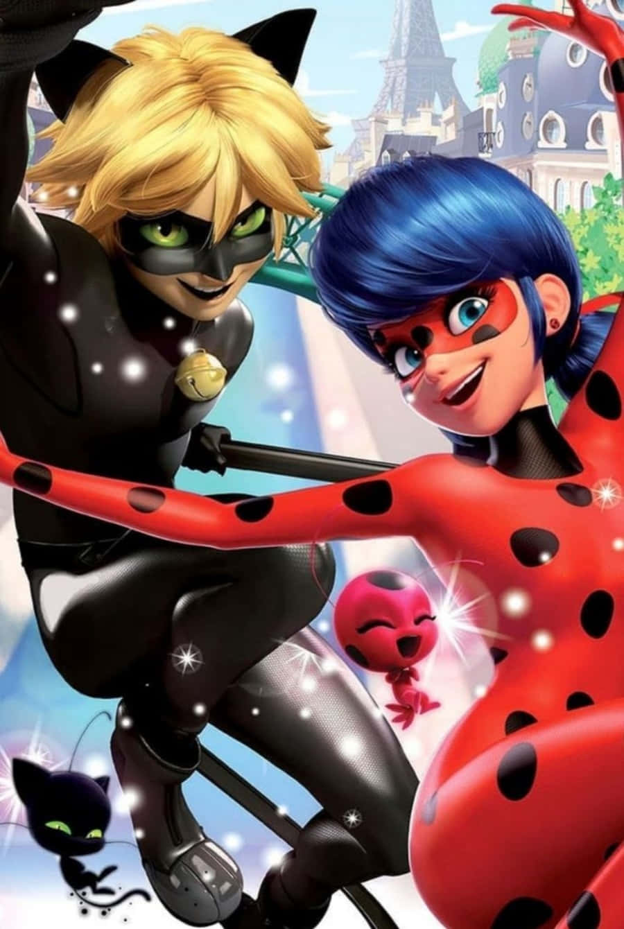 拯救巴黎，一位超級英雄一次 — Ladybug與Cat Noir！ 壁紙 — 兩位動畫超級女英雄穿著鮮豔服裝，在可見艾菲爾鐵塔的巴黎天際線前動感擺姿勢。