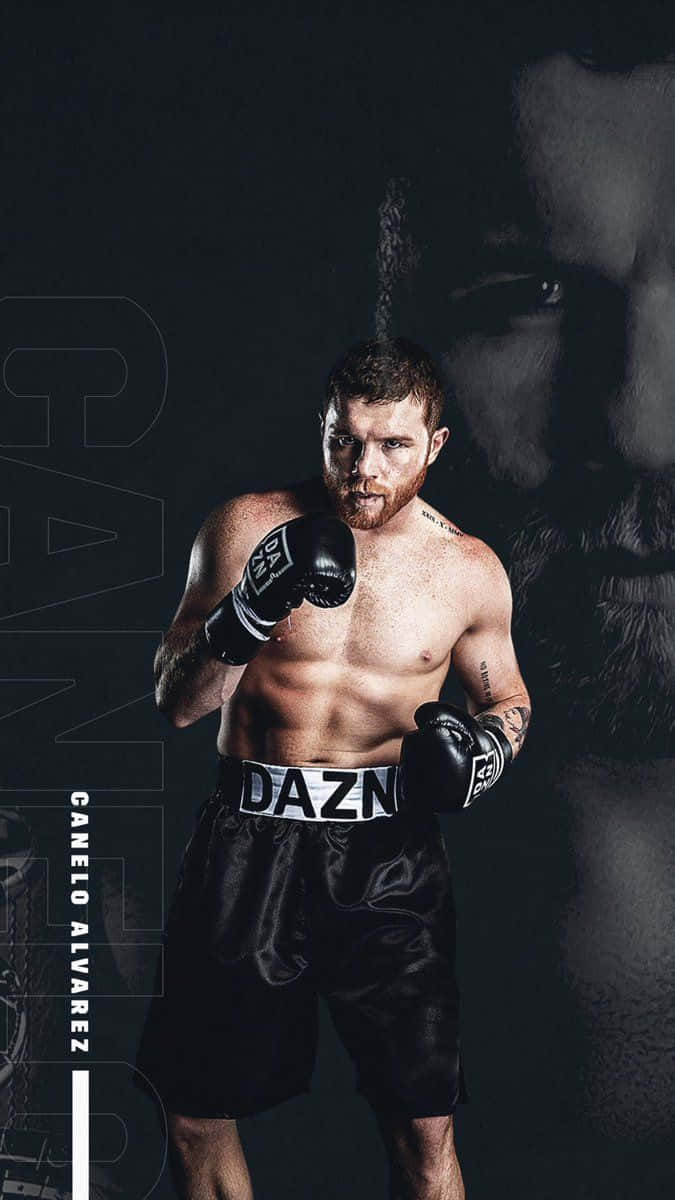 拳擊手 Canelo Alvarez 穿著黑色裝備，在黑暗背景下擺出戰鬥姿勢。