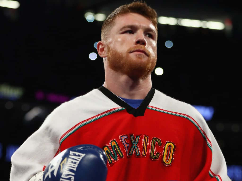 Canelo Alvarez身穿墨西哥球衣在場館手持拳擊手套。