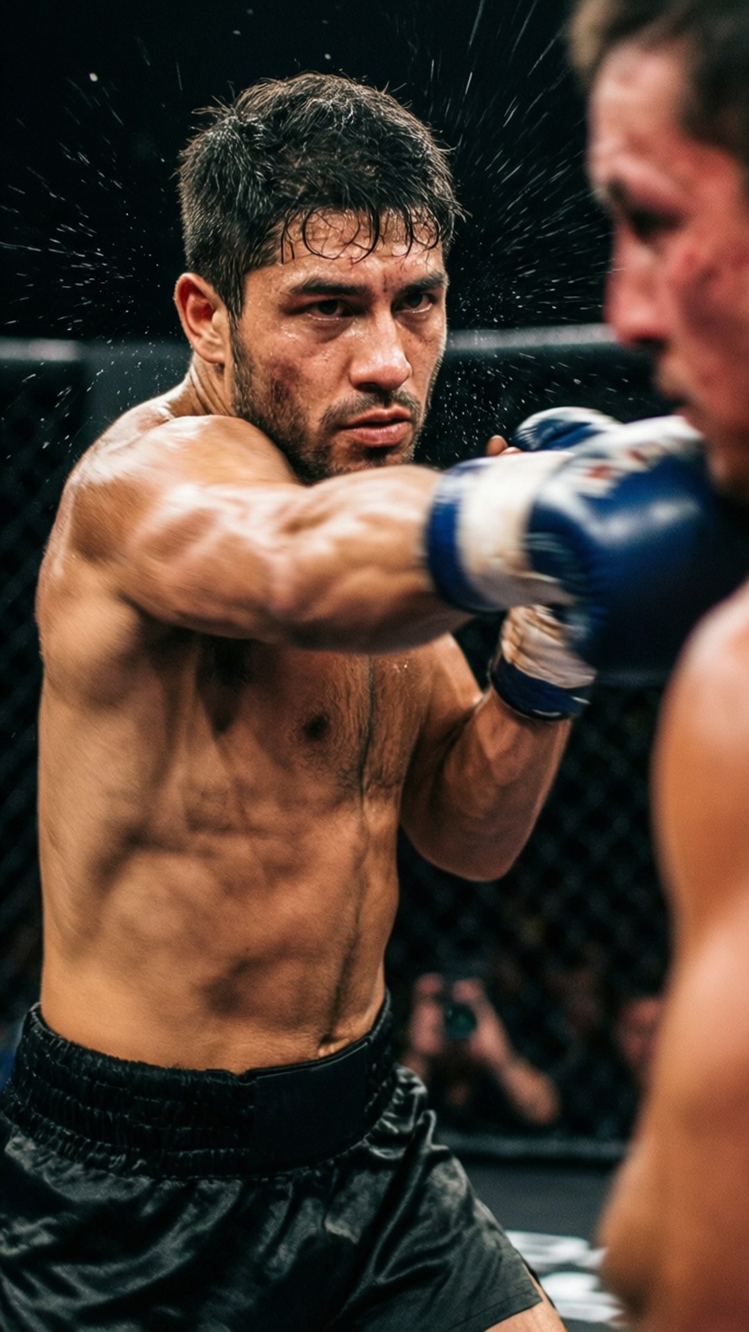 運動員在綜合格鬥籠鬥中出拳。
