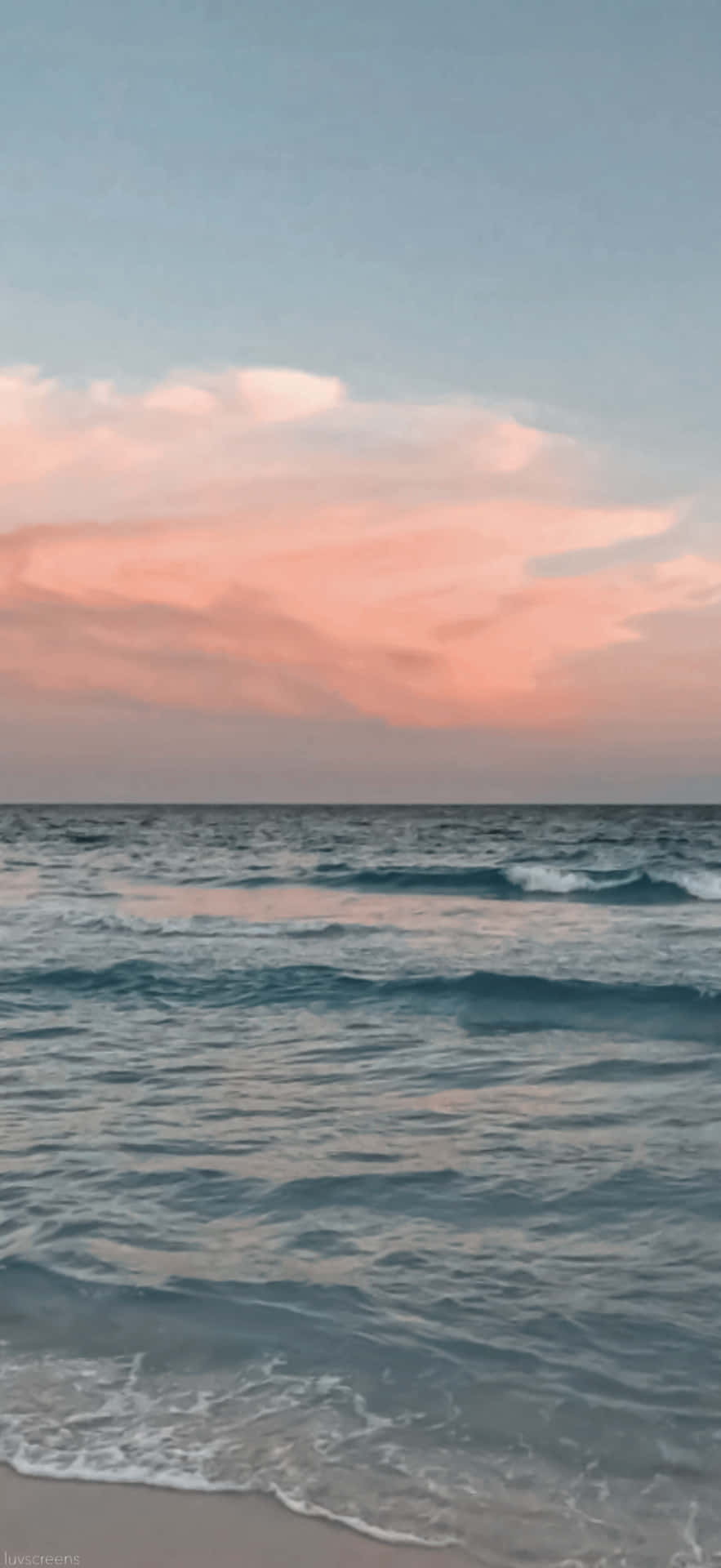 日落時分的海浪，粉紅雲彩倒映在水面上。