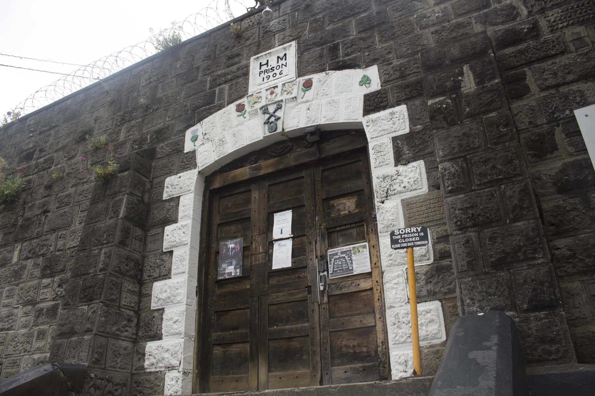HM Prison 1902入口，配有木門和上方鐵絲網。