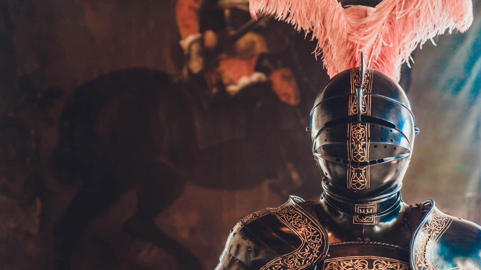 「拿起劍與盾牌，加入《Mordhau》的戰鬥吧！」 壁紙 — 一位身穿華麗黑色盔甲、飾有金色細節和粉紅色羽毛頭飾的騎士，站在戲劇性的昏暗燈光下。