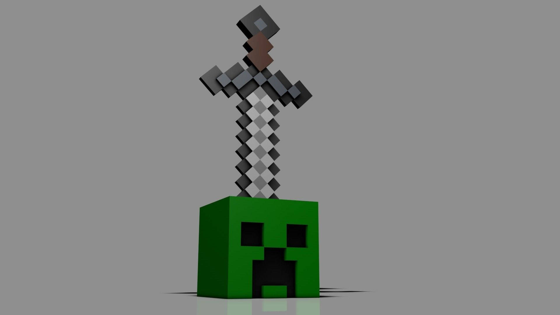 持劍的Minecraft苦力怕頭像 壁紙 — 一個像素化的綠色苦力怕頭顱，頂部插著一把鑽石劍，背景為灰色。