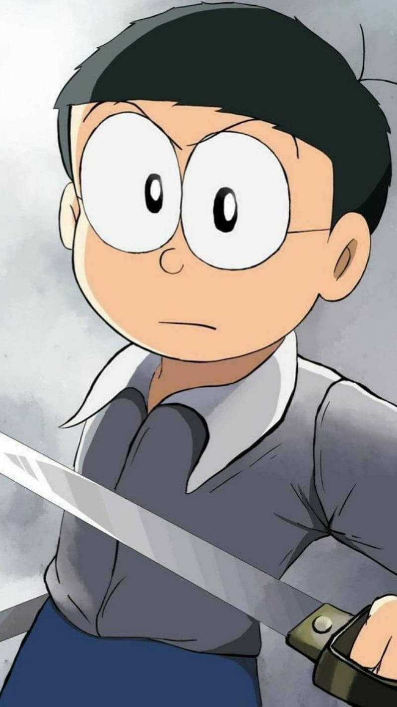 持劍的野比大雄 壁紙 — 一個決心堅定的動漫男孩，有著巨大的眼睛，在陰雲密佈的灰色背景前緊緊握著一把劍。