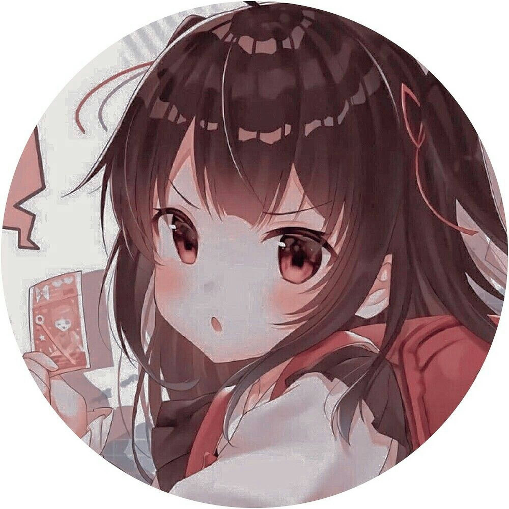 持卡可愛動漫女孩頭像 壁紙 — 一個可愛的動漫女孩，黑髮紅眼，拿著一張卡片，表情驚訝。