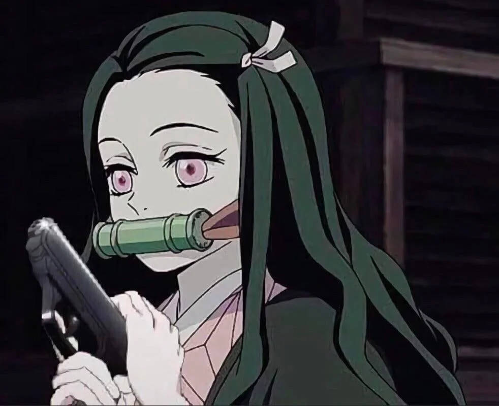 持槍鬼滅之刃禰豆子 壁紙 — 一個蒼白的動漫女孩，綠色頭髮，粉紅色眼睛，戴著竹製口套，手持槍支。