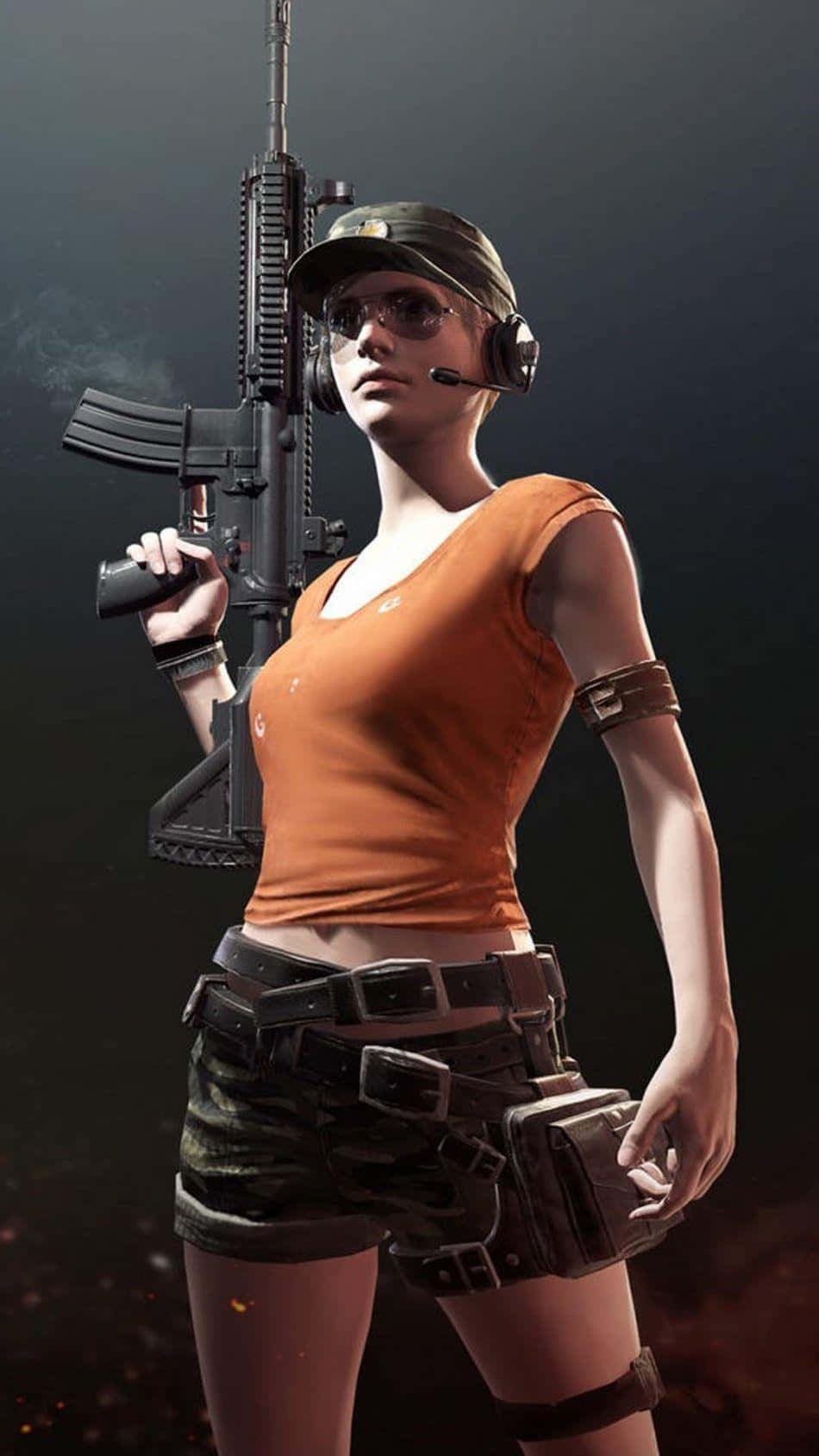 持步槍PUBG女角色 壁紙 — 一位身穿橙色上衣和迷彩短褲的女兵，在黑暗煙霧繚繞的背景中手持步槍，煙霧裊裊升起。