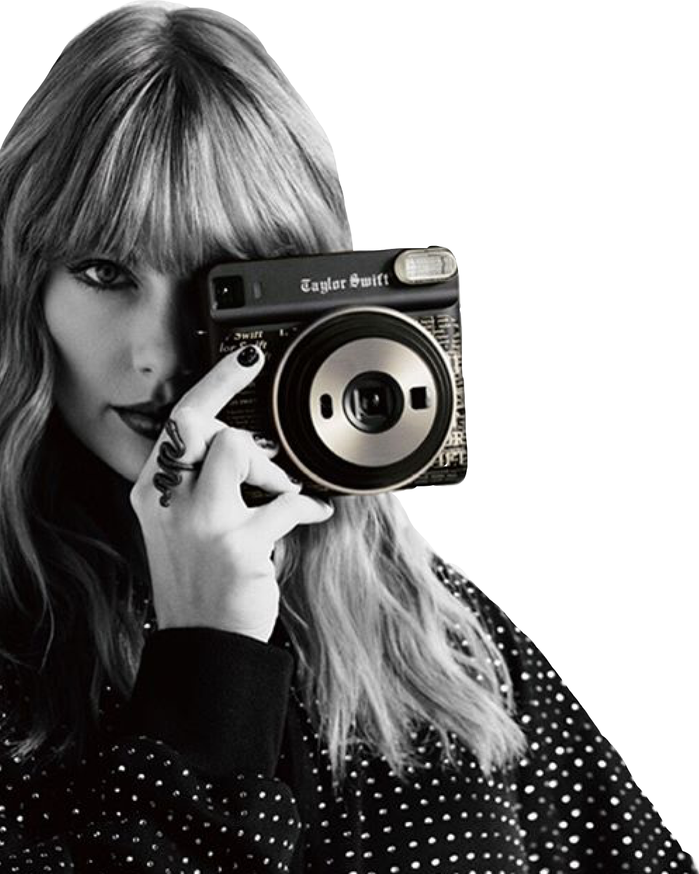 持相機女性肖像 壁紙 — Taylor Swift 手持一部印有她名字的相機，在引人注目的黑白肖像中直視觀眾。