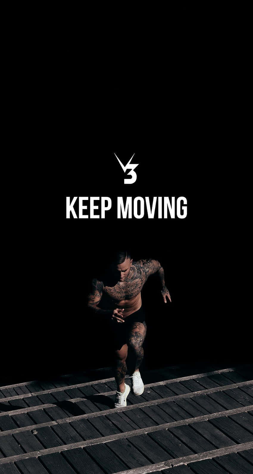 有紋身的男人在深色木樓梯上奔跑，帶有勵志文字 keep moving。