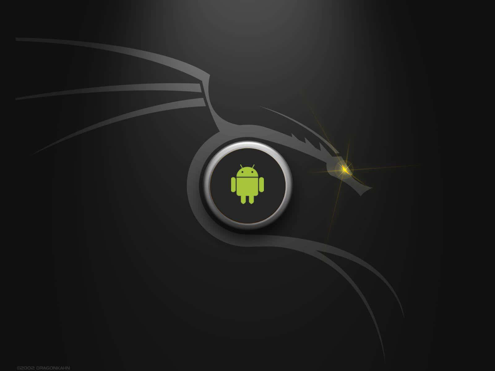 指尖探索 Kali Linux 的無限潛能 壁紙 — 一個發光的綠色Android機械人位於金屬圓圈中心，由風格化的龍剪影框住，背景為深色漸變。