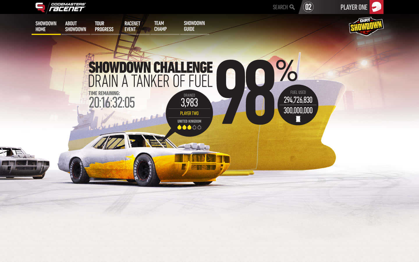 挑戰1440p《Dirt Showdown》背景 壁紙 — 一輛黃白相間的賽車在賽車遊戲界面中與巨型油罐車進行燃油消耗挑戰。