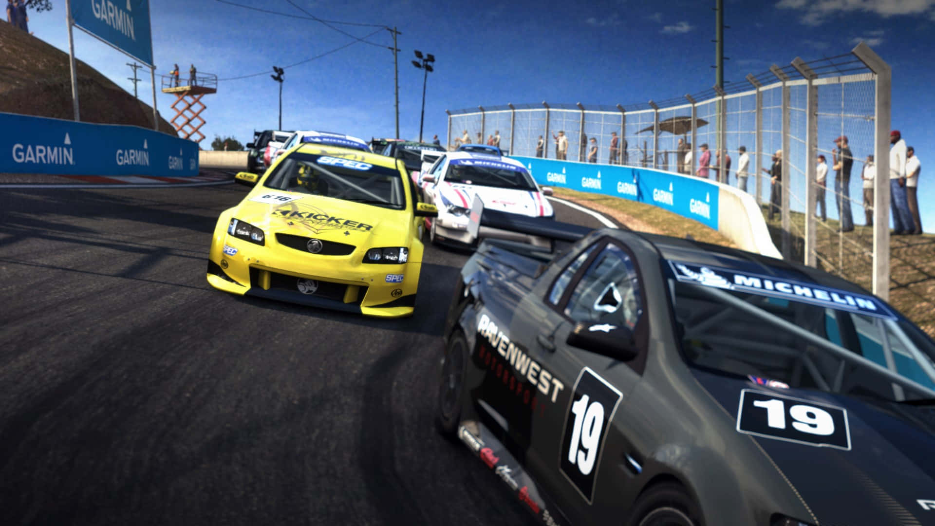 挑戰Grid Autosport的刺激賽車世界 壁紙 — 賽車在陽光照耀的瀝青賽道上激烈競爭，觀眾在護欄後觀看。