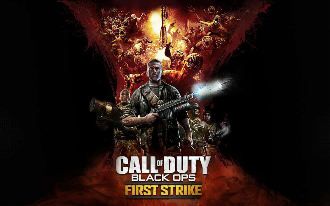 士兵在《Call of Duty Black Ops First Strike》的火熱戰場場景中向喪屍群開步槍射擊。
