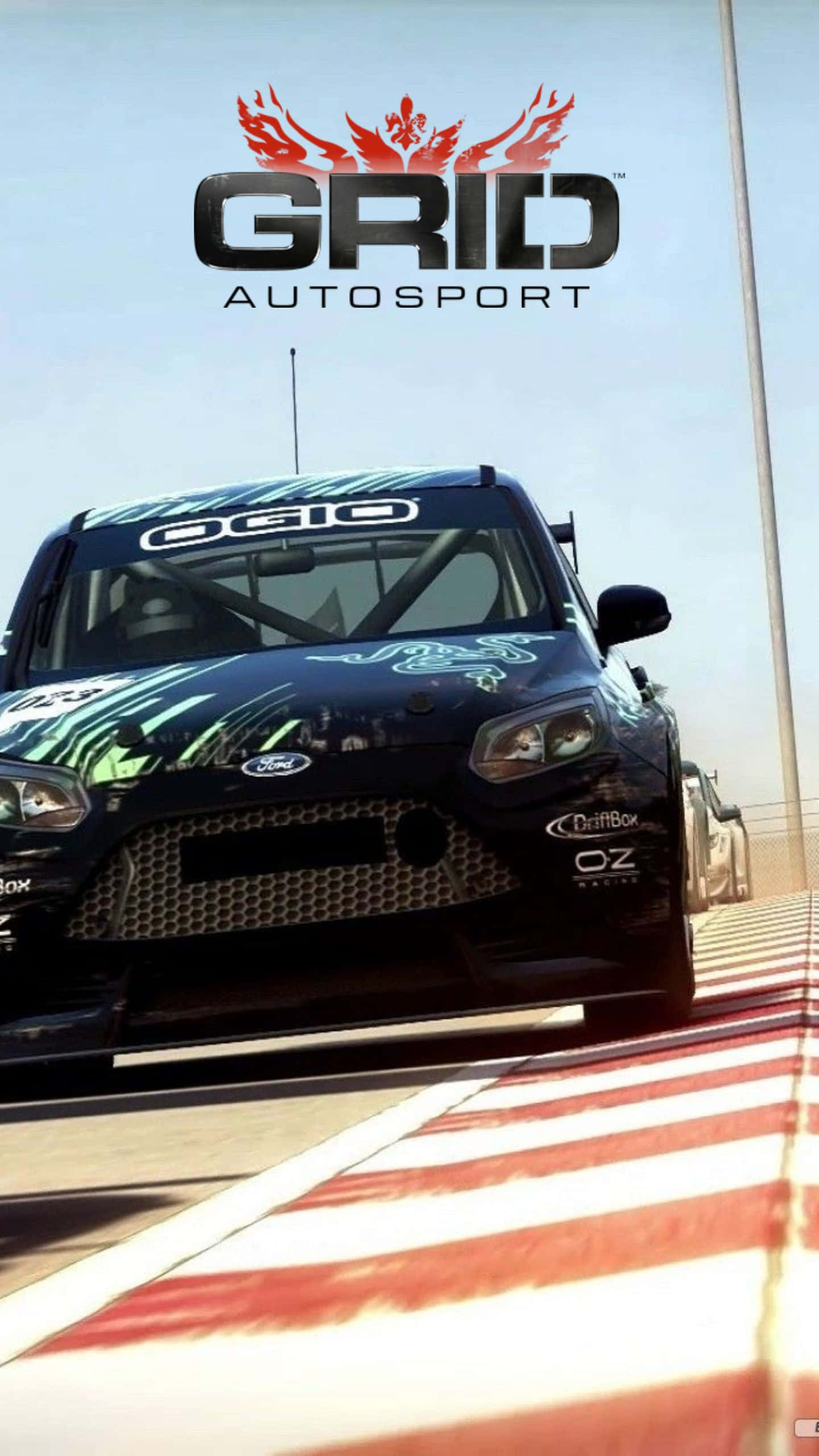 挑戰刺激賽車與激烈競爭 — Android Grid Autosport 壁紙 — 一輛帶有綠色貼花的黑色賽車在晴朗的天空下於賽道上疾馳，上方有「GRID AUTOSPORT」標誌。