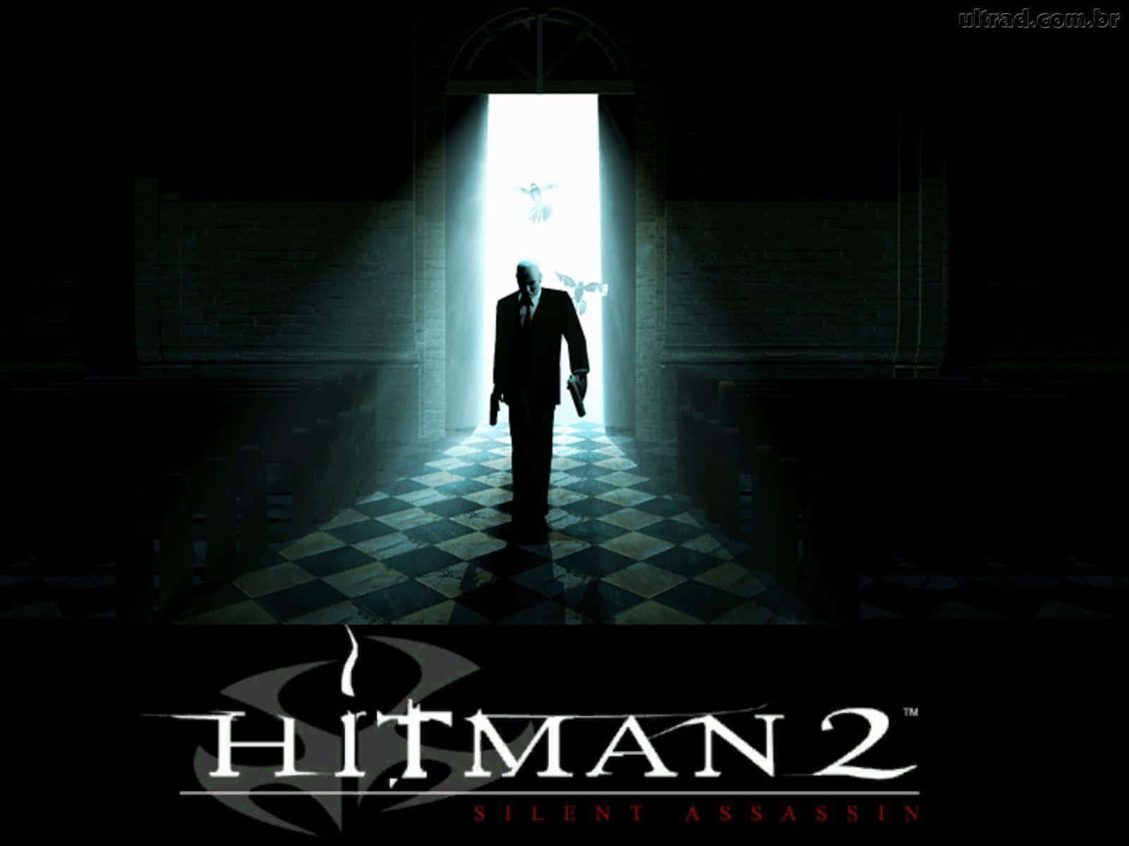 「挑戰成為世界最強刺客，體驗《Hitman 2》」 壁紙 — 一名身穿西裝的孤獨刺客沿著棋盤格走廊走向明亮的門口，門後有剪影人物。
