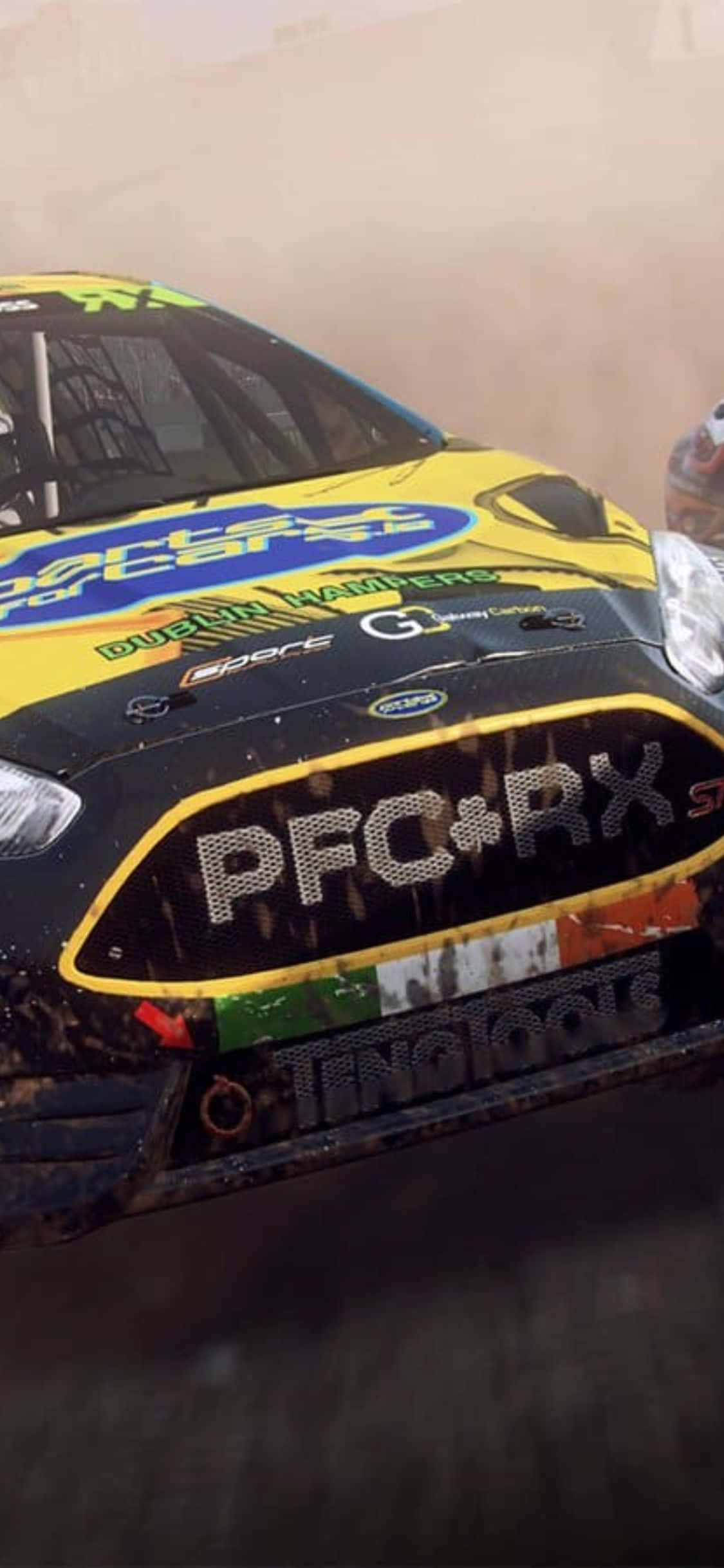 挑戰自我，玩《iPhone X Dirt Rally》 壁紙 — 一輛泥濘的黃黑相間拉力賽車在高速飛馳的泥土賽道上揚起灰塵，上演一場高辛烷值比賽。