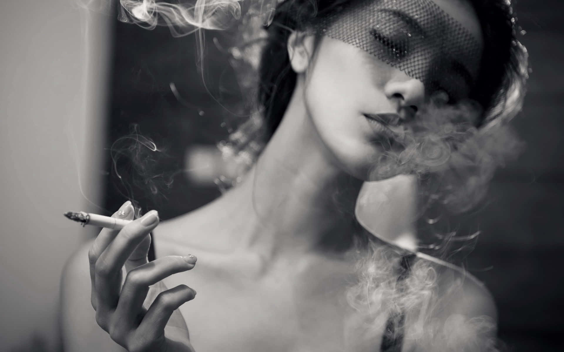 一位戴著面紗的女人抽煙，黑白畫面中煙霧在她臉龐周圍旋轉。