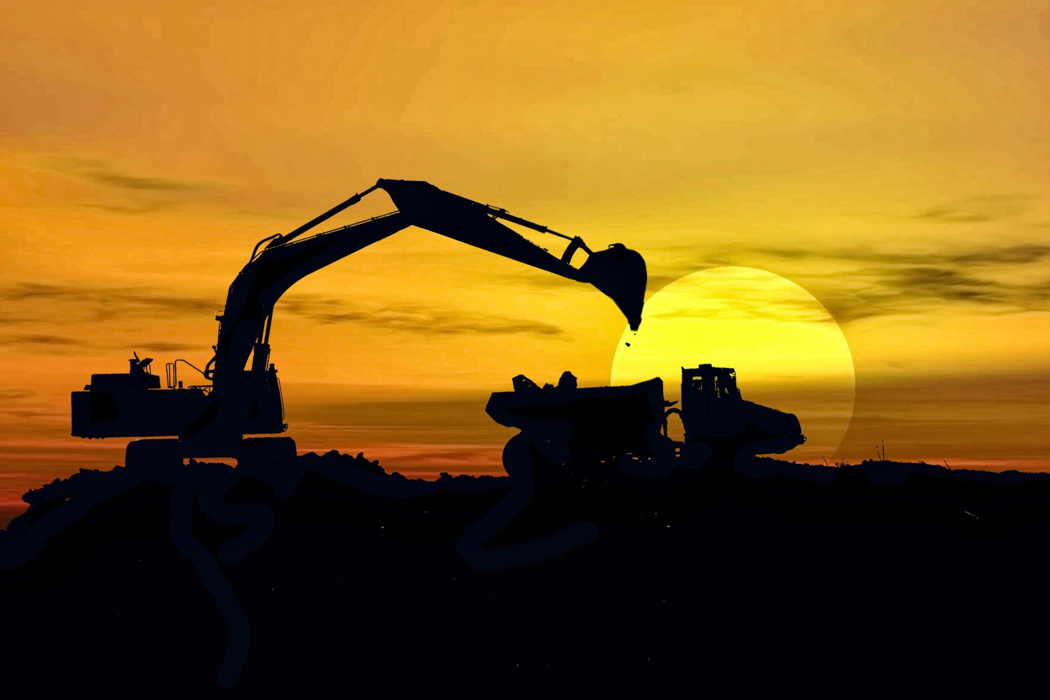 Mining 桌布 壁紙 — 挖掘機和自卸車的剪影，映襯著火紅的夕陽天空和一個巨大的發光太陽。