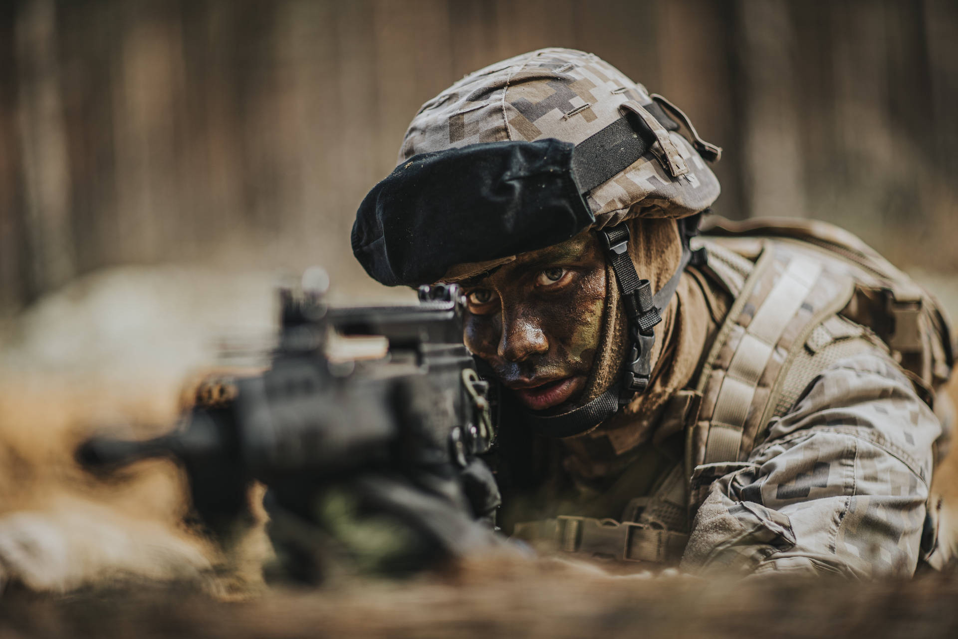 身穿迷彩裝備的士兵在森林中瞄準步槍