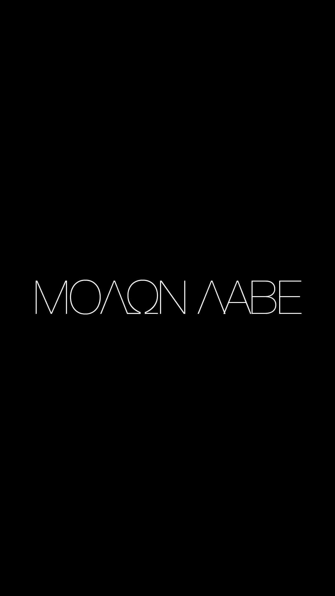 希臘短語 Molon Labe 以白色輪廓字體顯示在黑色背景上。