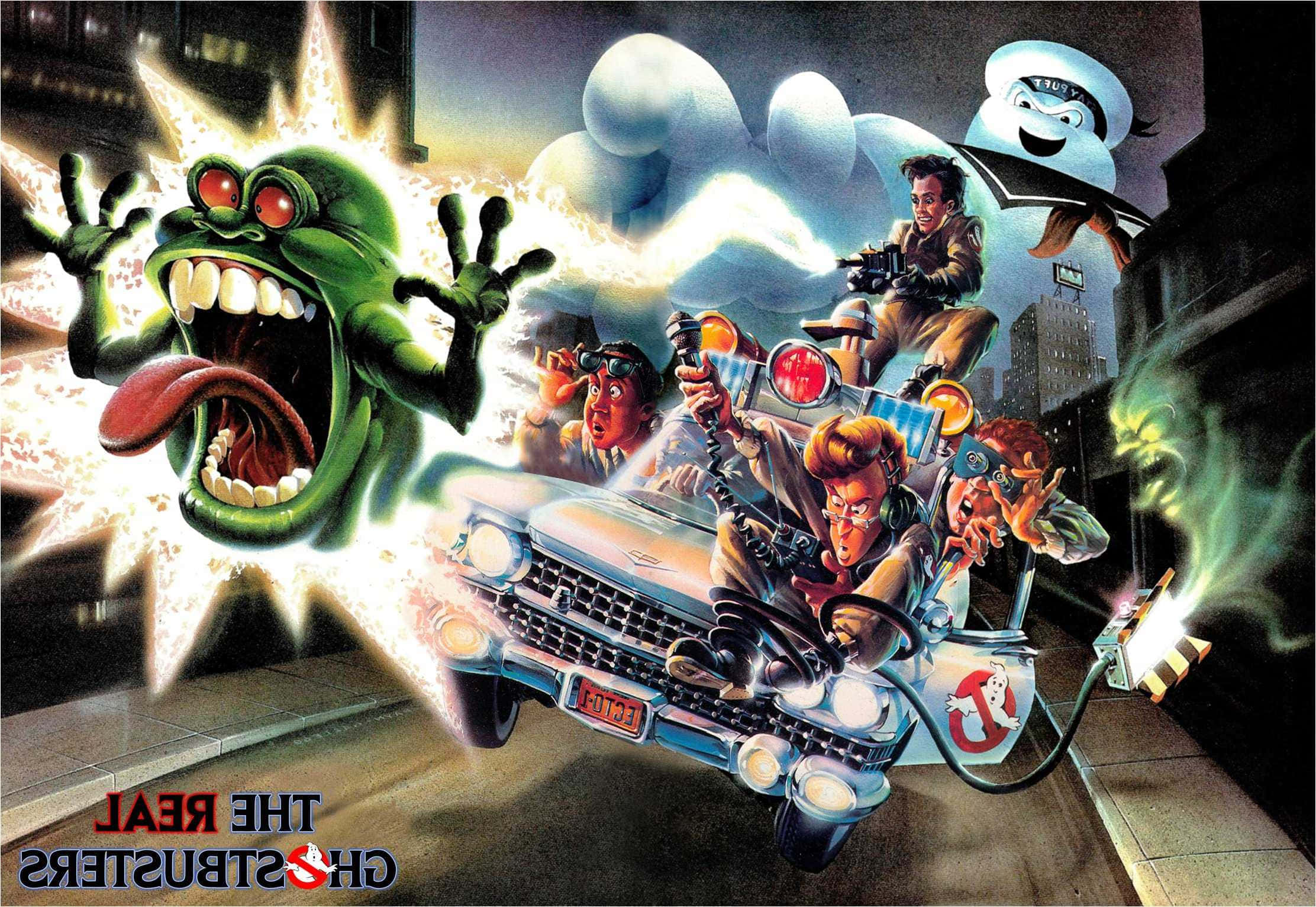 Ghostbusters 桌布 壁紙 — 捉鬼敢死隊乘坐標誌性的 Ecto-1 在夜間霓虹燈閃爍的城市街道上追逐一個尖叫的綠色鬼魂。