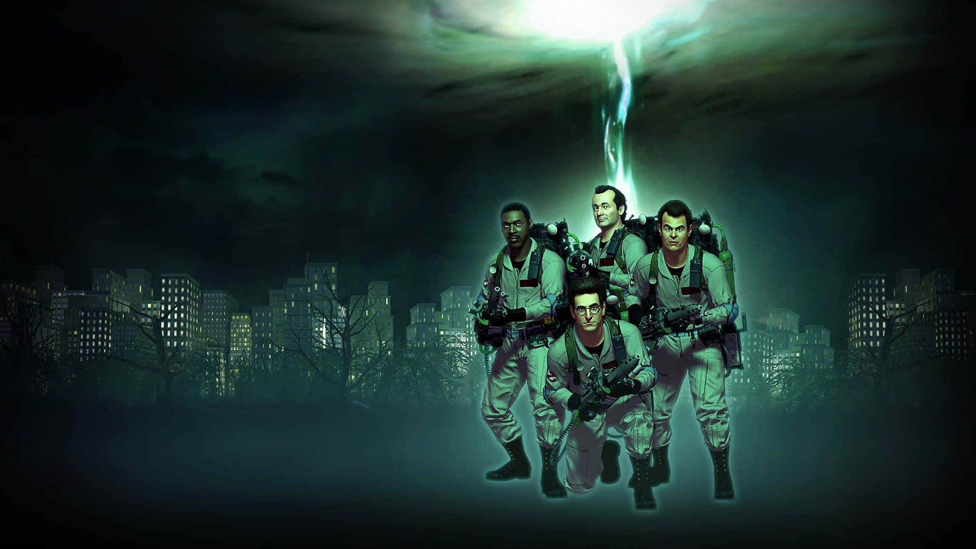 Ghostbusters 桌布 壁紙 — 捉鬼敢死隊穿著標誌性裝備，在黑暗的城市景觀中準備就緒，一道鬼魅般的綠色能量光束從上方噴發而出。