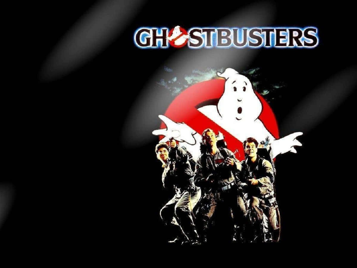 Ghostbusters 桌布 壁紙 — 捉鬼敢死隊穿著標誌性裝備，站在紅色和白色的鬼魂標誌前，背景黑暗，有聚光燈光束。