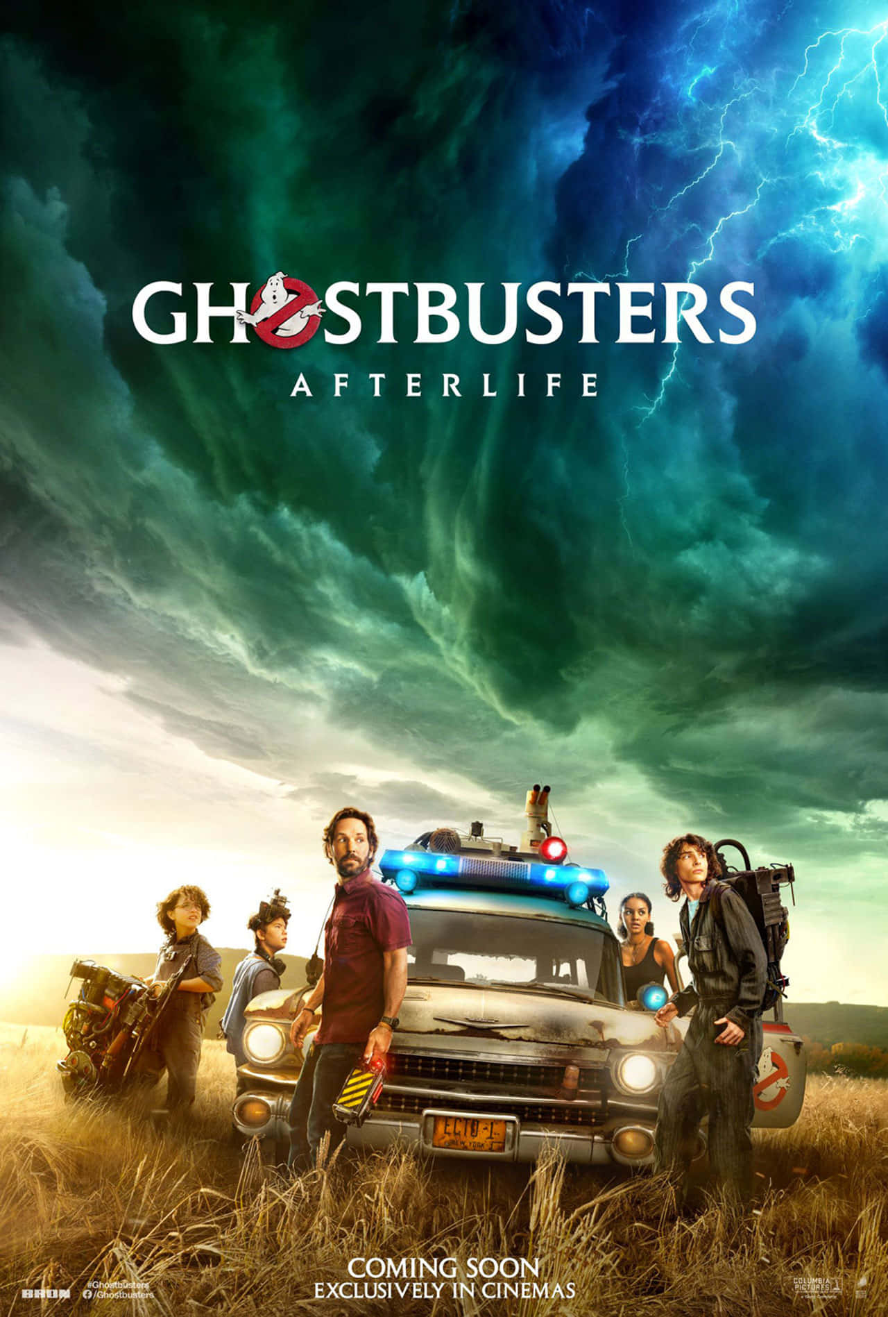 Ghostbusters 桌布 壁紙 — 捉鬼敢死隊英雄地站在他們標誌性的Ecto 1旁邊，在暴風雨的原野上，天空呈現戲劇性的綠色和藍色。