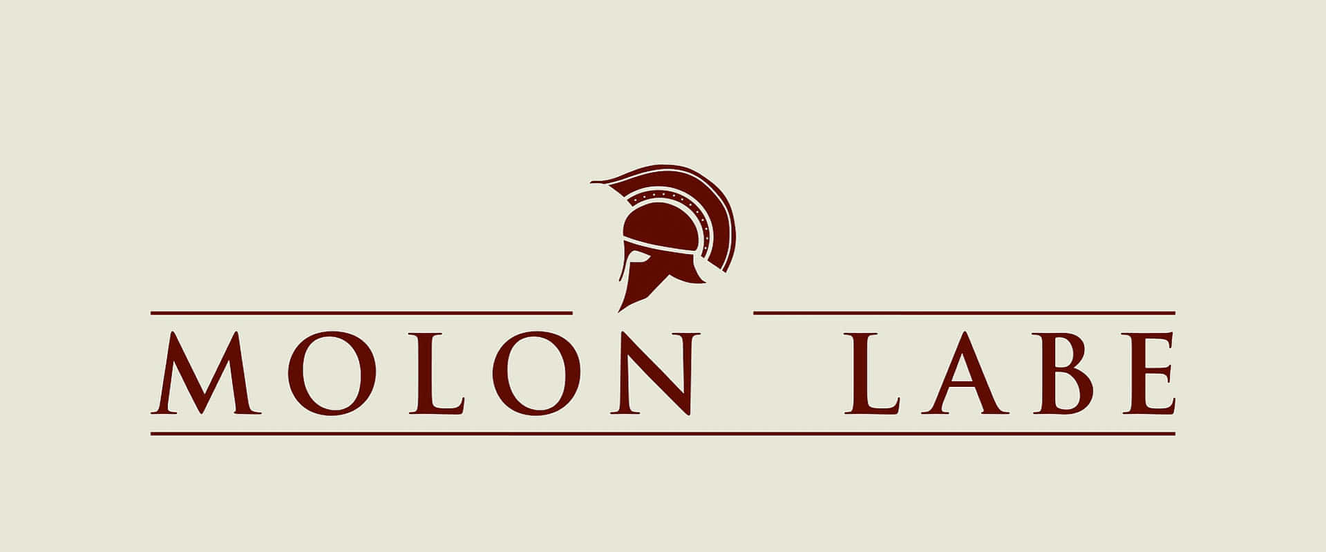 斯巴達頭盔標誌，米色背景上帶有栗色Molon Labe文字。