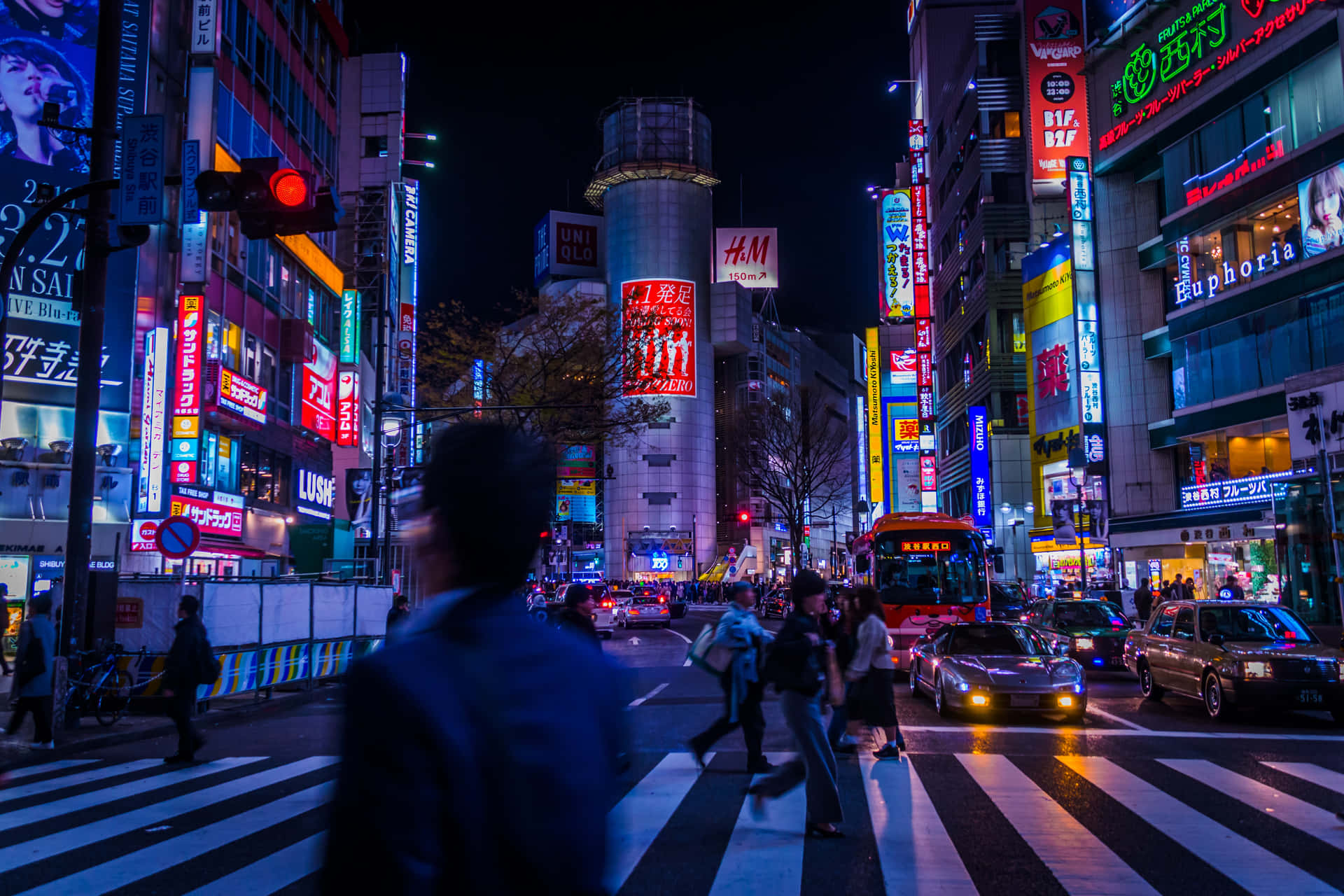 夜晚的東京街道，霓虹燈和行人穿過繁忙的十字路口。