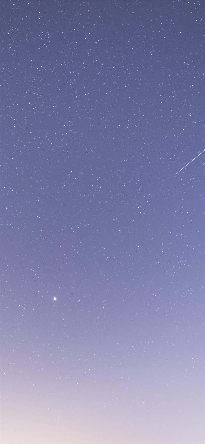 帶有紫色漸變和劃過流星的星空夜晚。