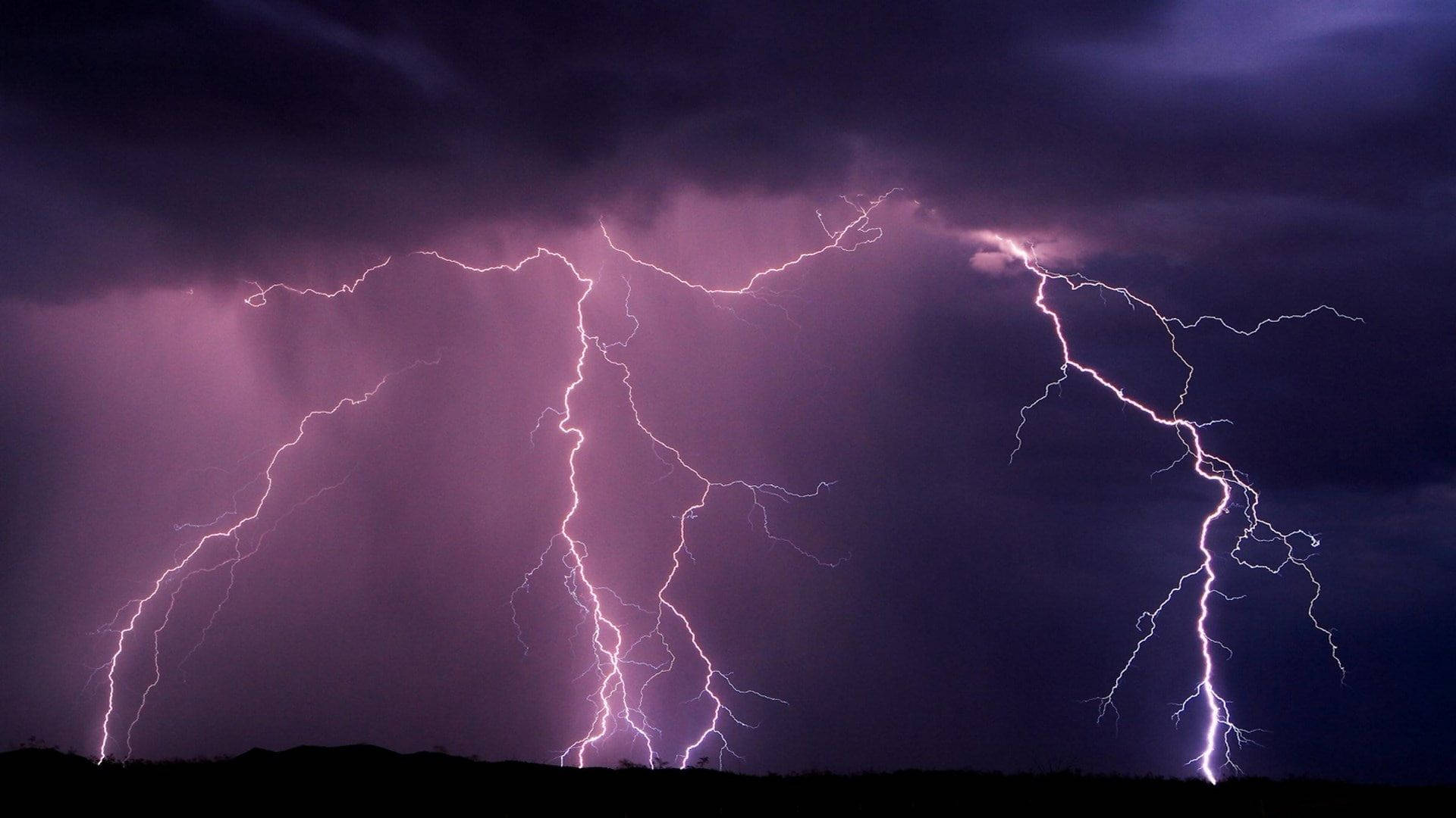 紫色閃電在暴風雨的夜空中劈啪作響。