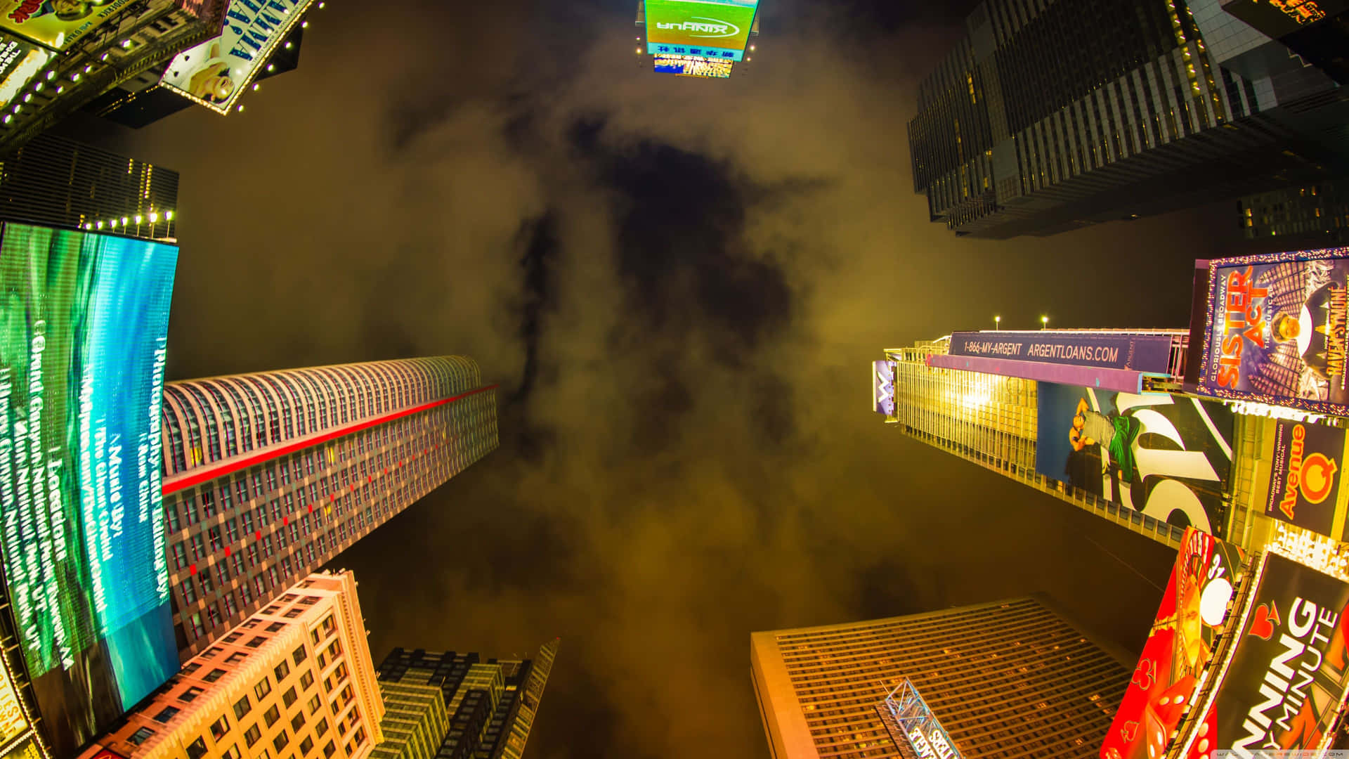 夜晚的時代廣場，高聳的建築物和發光的廣告牌。