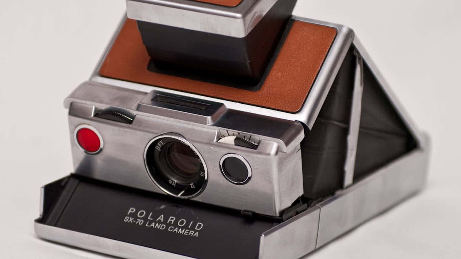 白色表面上復古Polaroid SX-70 Land Camera的特寫。