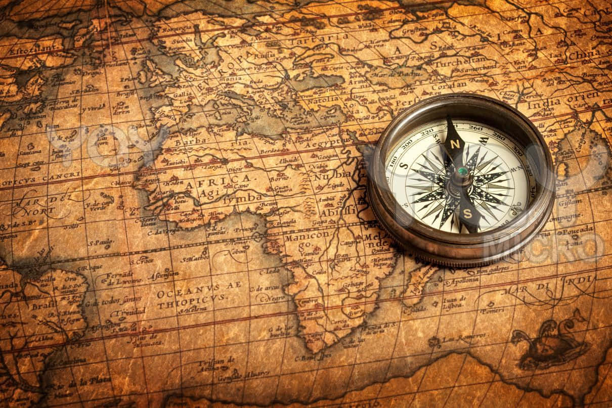 用於旅行和探索的舊世界地圖上的復古指南針。