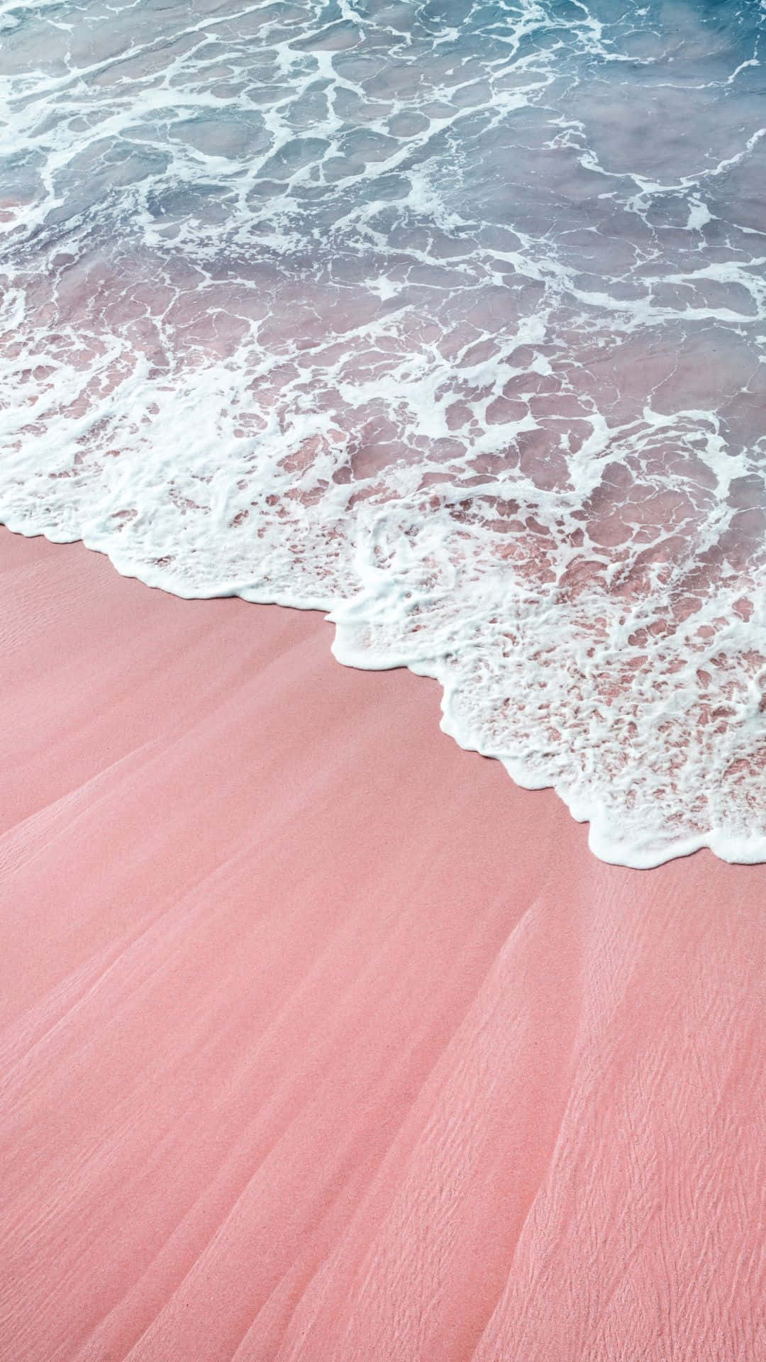 粉紅沙灘，溫柔的海浪拍打著。