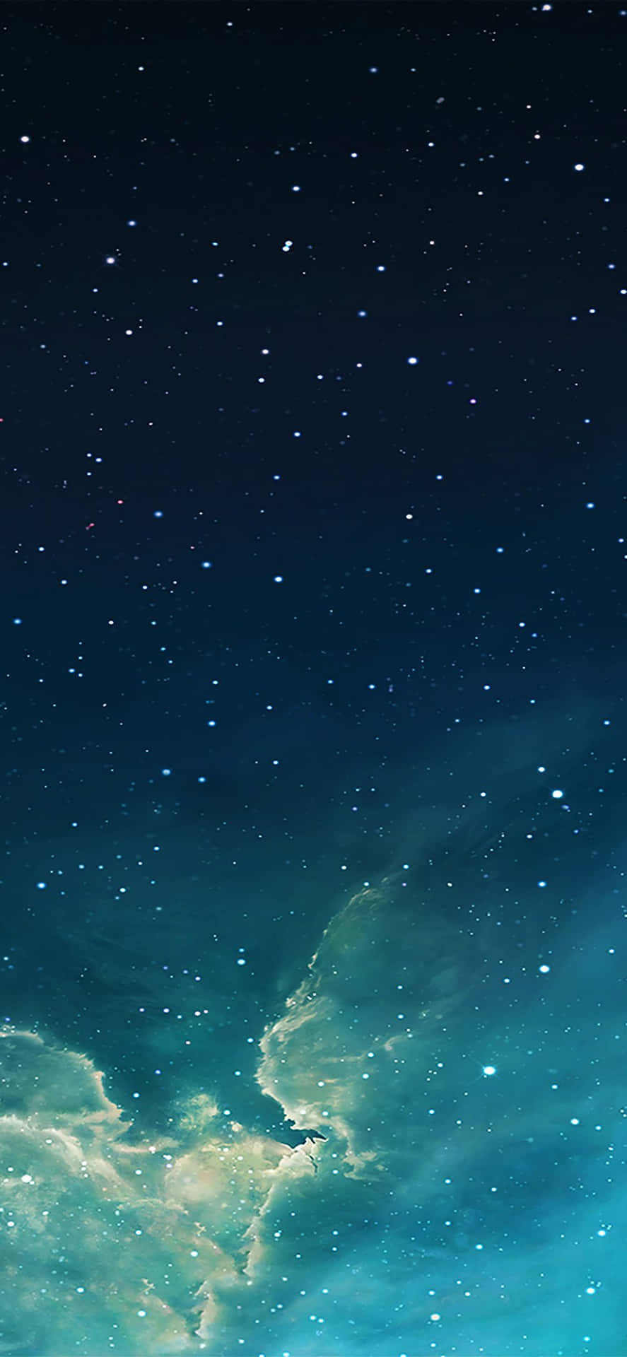 帶有發光青綠色和藍色星雲雲團的星空夜景。