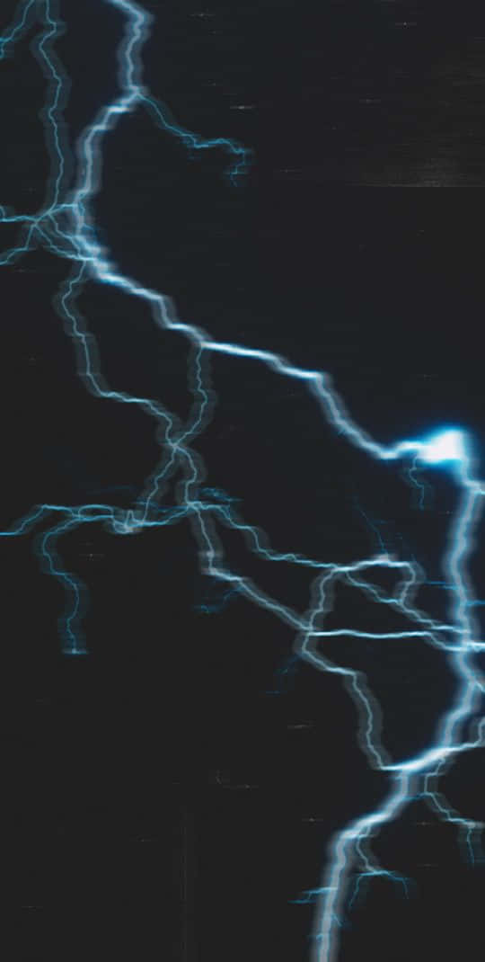 藍色閃電在暴風雨中劃過黑色天空。
