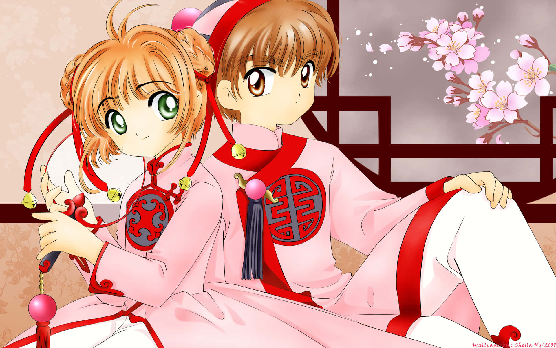 「捕捉風之魔法」 壁紙 — 兩個身穿粉紅色和紅色傳統服飾的動漫角色坐在櫻花旁，光線柔和。