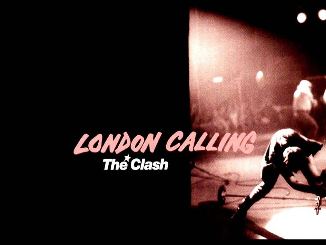 The Clash 在音樂會上表演，屏幕上顯示「London Calling」文字。